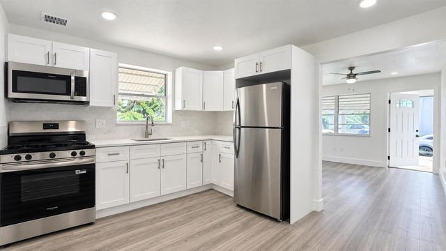 528 E Lakewood Road B, West Palm Beach, FL 33405