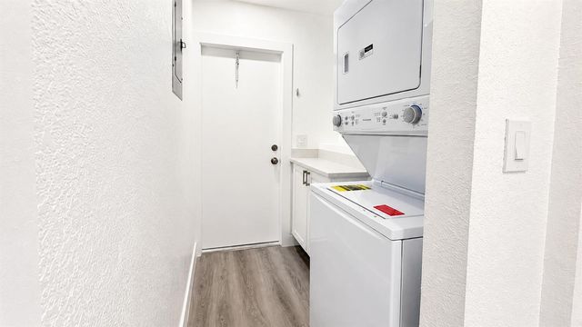 528 E Lakewood Road B, West Palm Beach, FL 33405