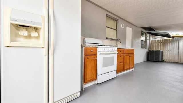 528 E Lakewood Road B, West Palm Beach, FL 33405