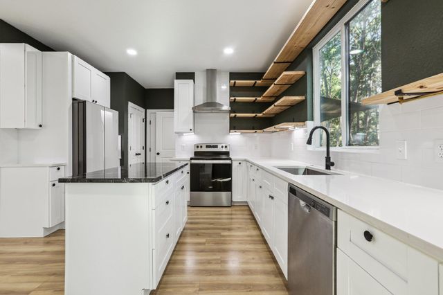 105 Mokolii CT, Bastrop, TX 78602