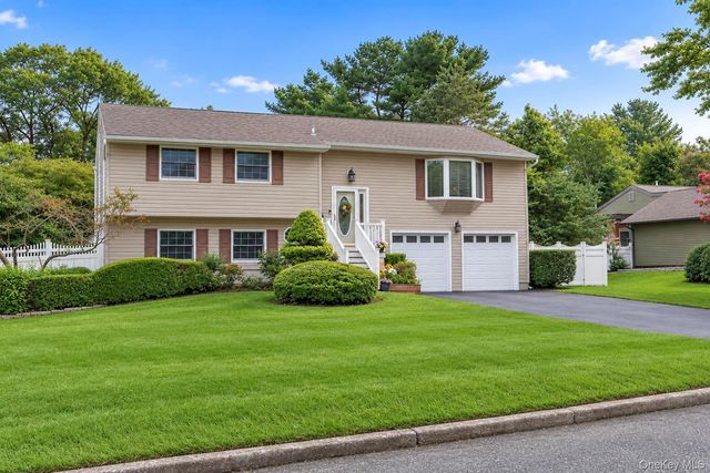 40 Nantucket Drive, Medford, NY 11763