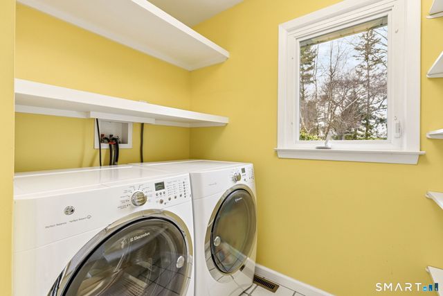 15 Very Merry Road, Stamford, CT 06903