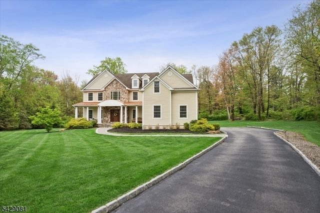 8 Forest Dr, Mendham Boro, NJ 07945