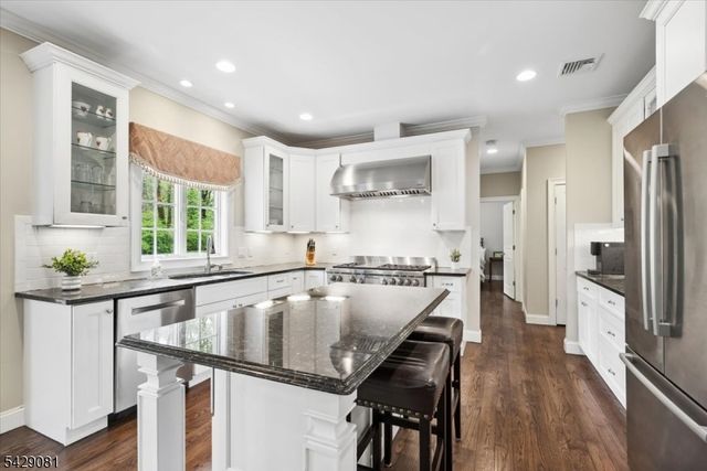8 Forest Dr, Mendham Boro, NJ 07945