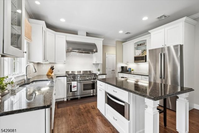 8 Forest Dr, Mendham Boro, NJ 07945