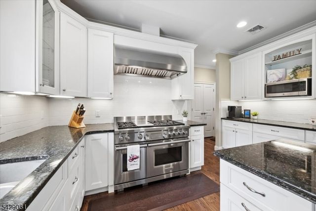 8 Forest Dr, Mendham Boro, NJ 07945
