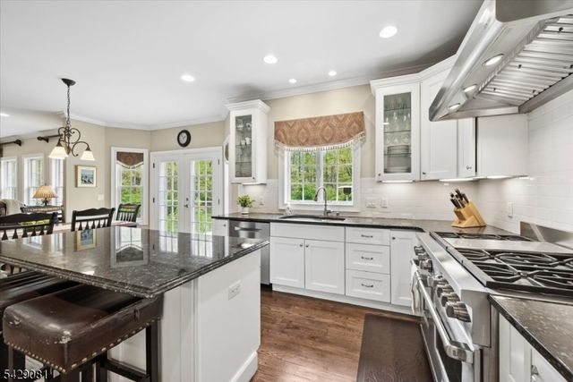 8 Forest Dr, Mendham Boro, NJ 07945