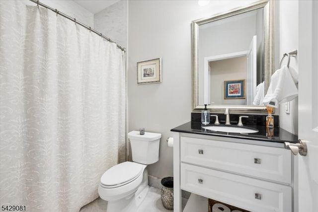 8 Forest Dr, Mendham Boro, NJ 07945