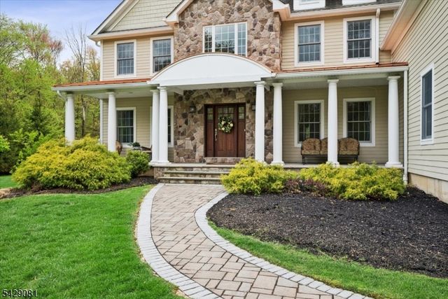 8 Forest Dr, Mendham Boro, NJ 07945