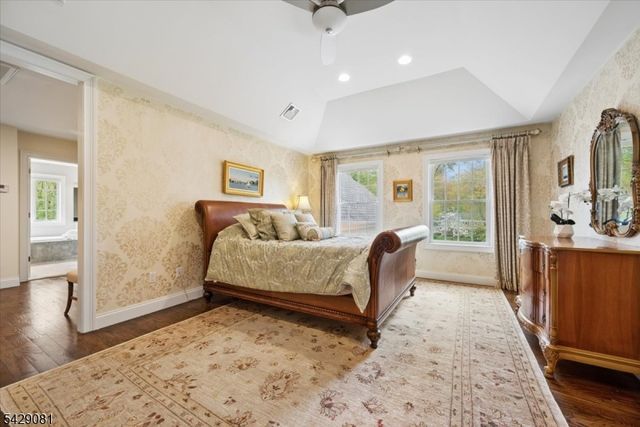 8 Forest Dr, Mendham Boro, NJ 07945