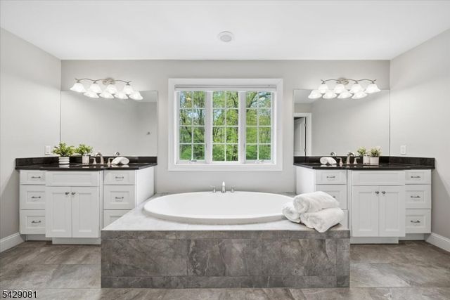 8 Forest Dr, Mendham Boro, NJ 07945
