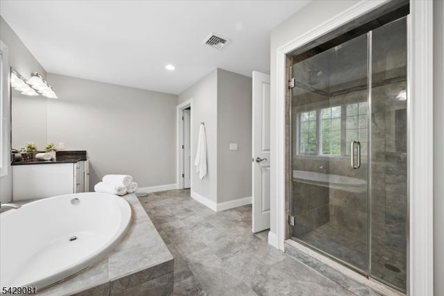 8 Forest Dr, Mendham Boro, NJ 07945