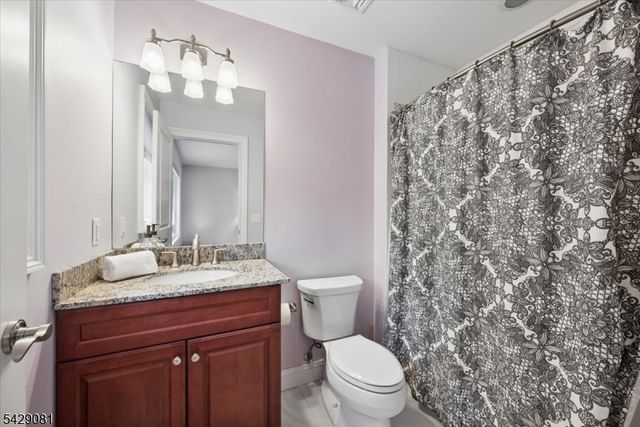 8 Forest Dr, Mendham Boro, NJ 07945
