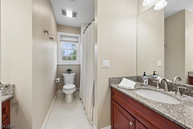 8 Forest Dr, Mendham Boro, NJ 07945