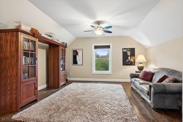 8 Forest Dr, Mendham Boro, NJ 07945