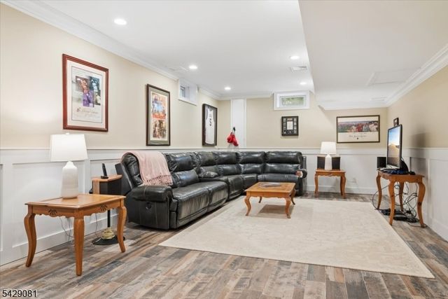 8 Forest Dr, Mendham Boro, NJ 07945