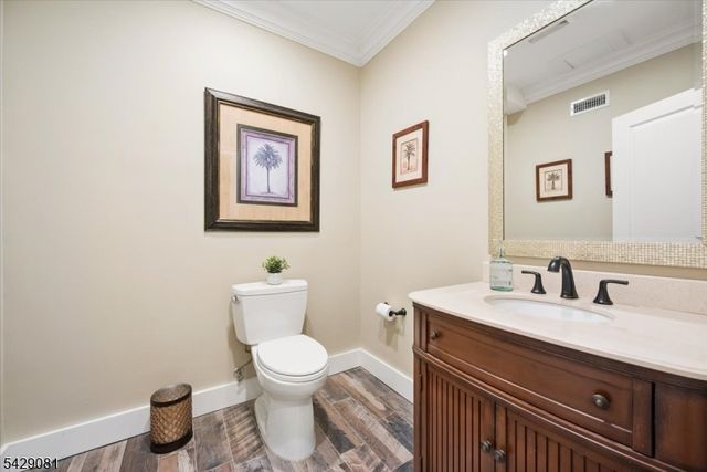 8 Forest Dr, Mendham Boro, NJ 07945