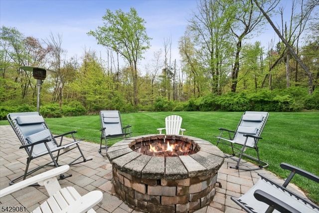 8 Forest Dr, Mendham Boro, NJ 07945