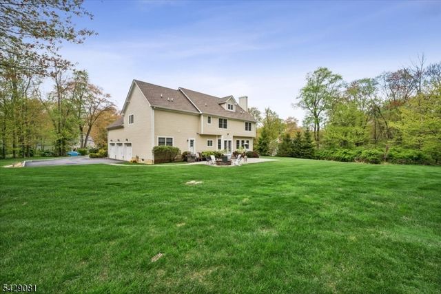 8 Forest Dr, Mendham Boro, NJ 07945