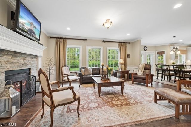 8 Forest Dr, Mendham Boro, NJ 07945