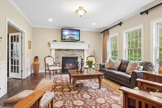 8 Forest Dr, Mendham Boro, NJ 07945