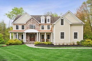8 Forest Dr, Mendham Boro, NJ 07945