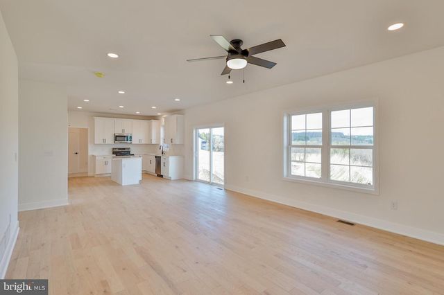 883 EMERALD VALLEY LN, Bangor, PA 18013