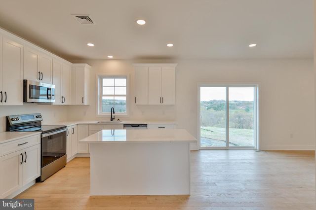 883 EMERALD VALLEY LN, Bangor, PA 18013