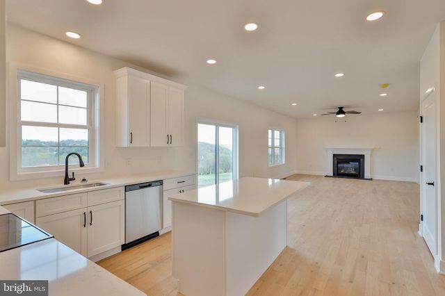 883 EMERALD VALLEY LN, Bangor, PA 18013