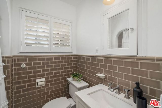 2130 Las Lunas Street, Pasadena, CA 91107