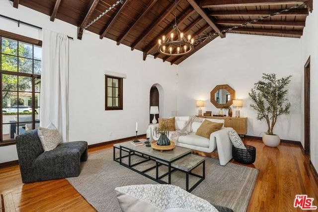 2130 Las Lunas Street, Pasadena, CA 91107