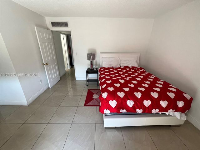 9240 Fontainebleau Blvd 207, Miami, FL 33172