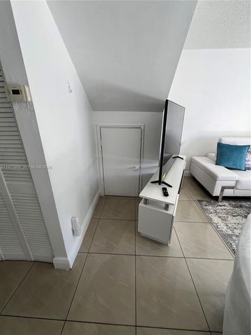 9240 Fontainebleau Blvd 207, Miami, FL 33172