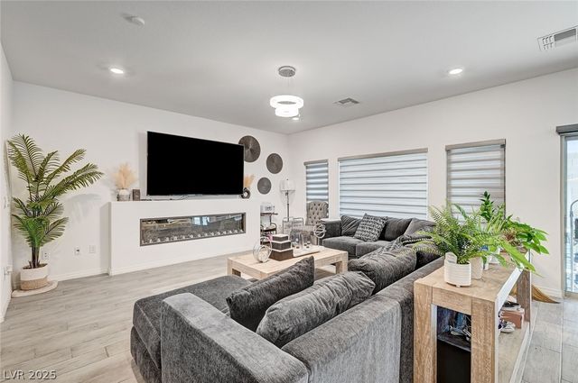 645 Soaring Wings Avenue, Las Vegas, NV 89183