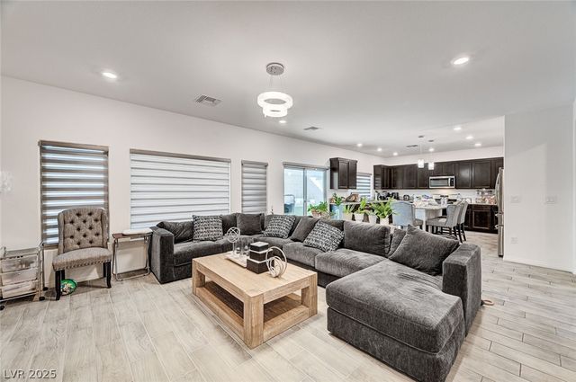 645 Soaring Wings Avenue, Las Vegas, NV 89183