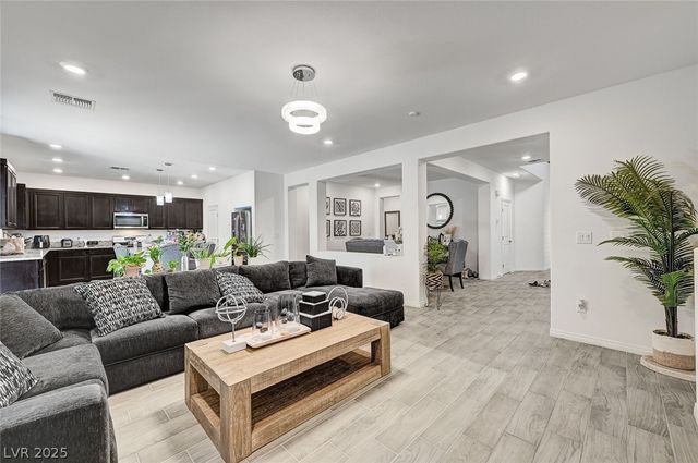 645 Soaring Wings Avenue, Las Vegas, NV 89183