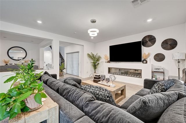 645 Soaring Wings Avenue, Las Vegas, NV 89183