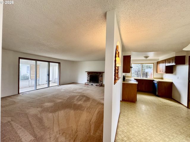 948 V St, Springfield, OR 97477