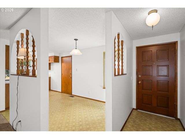 948 V St, Springfield, OR 97477