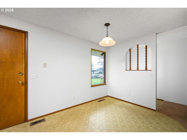 948 V St, Springfield, OR 97477