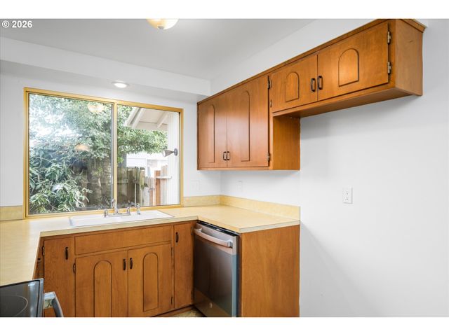 948 V St, Springfield, OR 97477