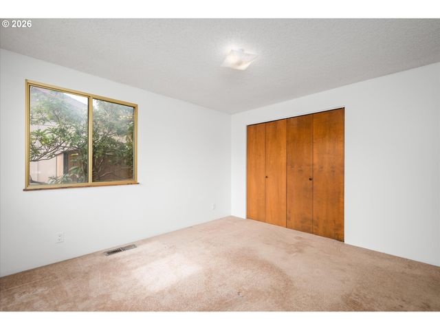 948 V St, Springfield, OR 97477