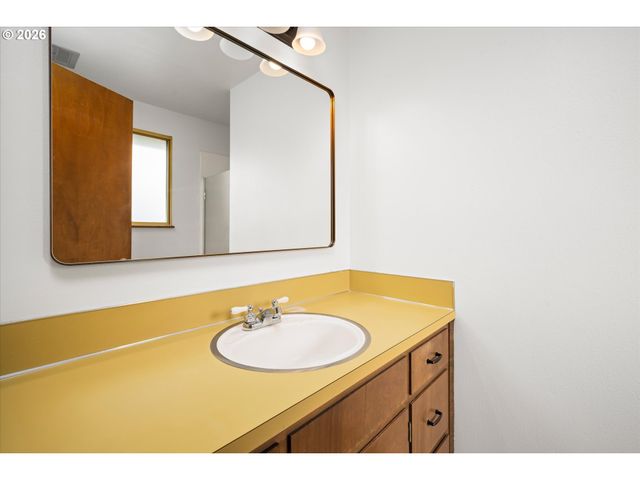 948 V St, Springfield, OR 97477