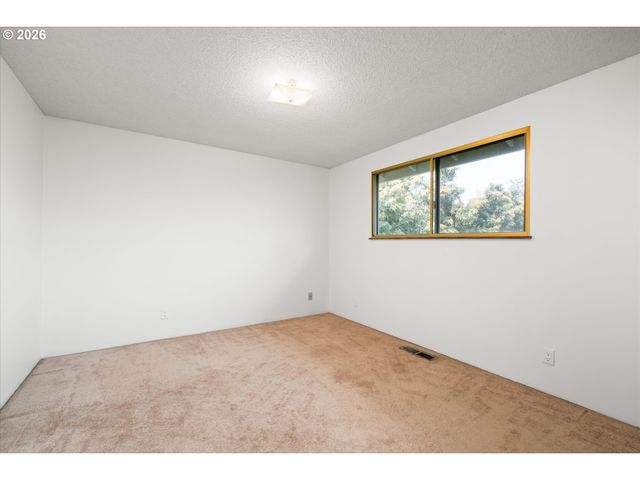 948 V St, Springfield, OR 97477