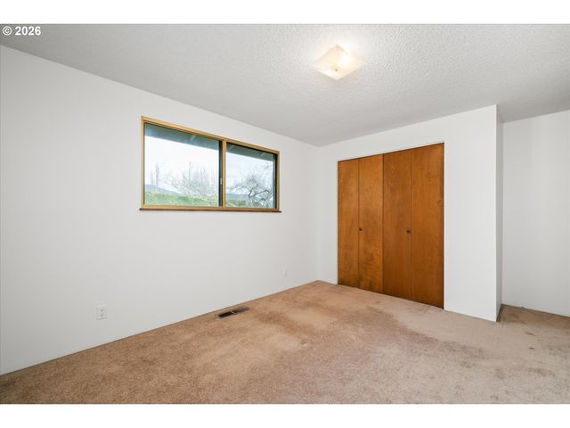 948 V St, Springfield, OR 97477