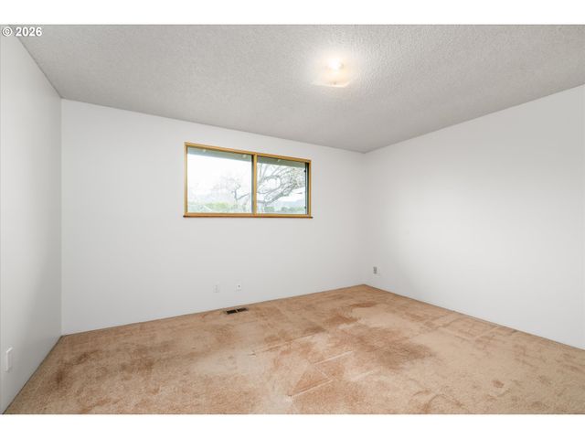 948 V St, Springfield, OR 97477