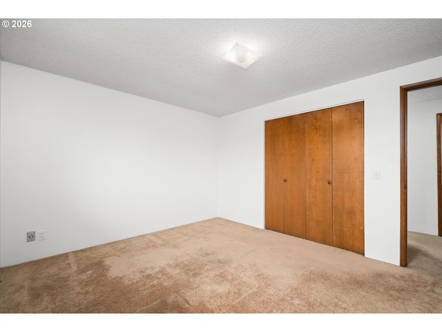 948 V St, Springfield, OR 97477