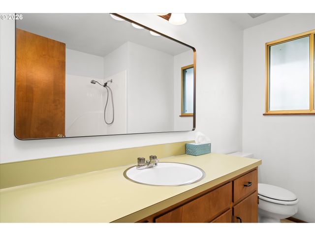 948 V St, Springfield, OR 97477