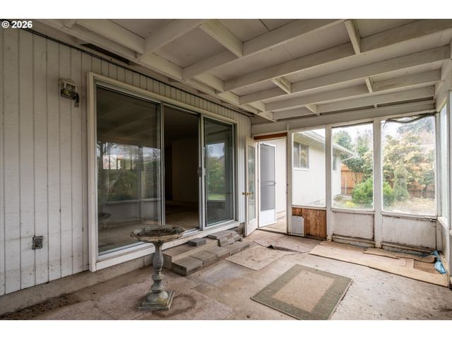 948 V St, Springfield, OR 97477