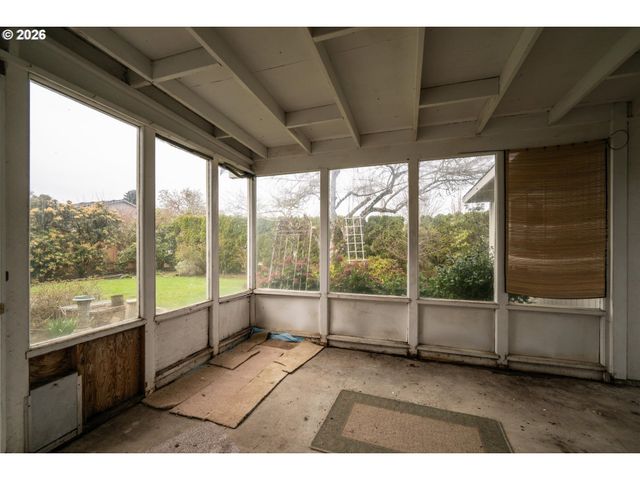 948 V St, Springfield, OR 97477